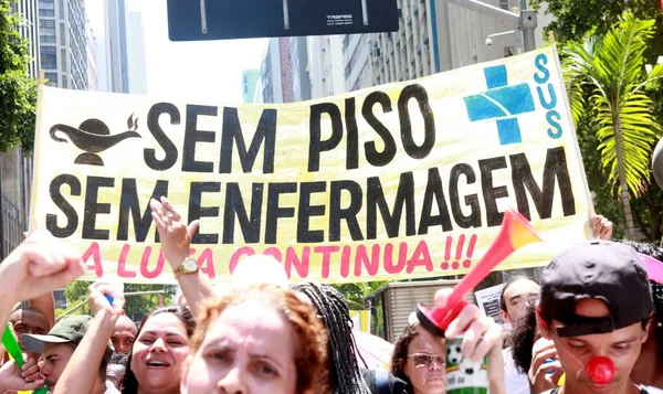 里约热内卢州护士 技术人员和护理助理的展示 2023年3月10日巴西里约热内卢 本周五 10日 在里约热内卢市中心街头举行的抗议活动 — 图库照片