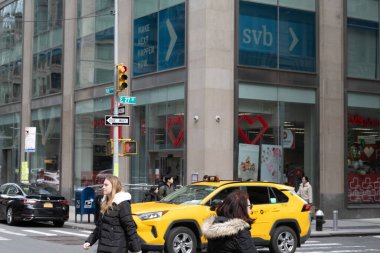 (Silikon Vadisi Bankası sermaye toplayamadıktan sonra çöktü. 12 Mart 2023, New York, New York, ABD: ABD makamları tarafından Cuma günü kapatılan SVB Financial Group 'un bir yan kuruluşu olan Silikon Vadisi Bankası