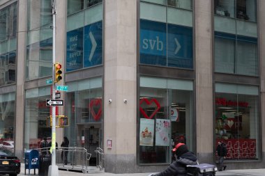 (Silikon Vadisi Bankası sermaye toplayamadıktan sonra çöktü. 12 Mart 2023, New York, New York, ABD: ABD makamları tarafından Cuma günü kapatılan SVB Financial Group 'un bir yan kuruluşu olan Silikon Vadisi Bankası