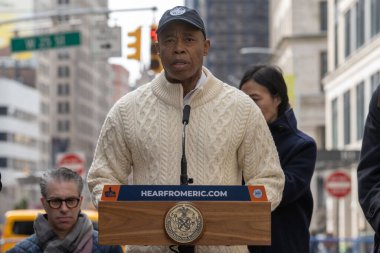 Başkan Adams Broadway Vision 'ın yeni bir aşamasını başlattı. 12 Mart 2023, New York, New York, ABD: New York Belediye Başkanı Eric Adams ve Ulaştırma Bakanlığı (DOT) Komiseri Ydanis Rodriguez