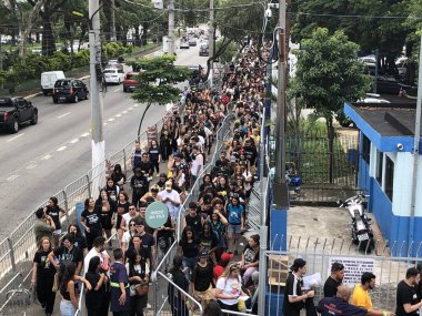 Taraftarlar Sao Paulo 'da Paramore Grubu' nu görmek için sıraya giriyorlar. 11 Mart 2023, Sao Paulo, Brezilya: Taraftarlar Sao Paulo 'da 18 binden fazla biletle Amerikan grubu PARAMORE Show' u izlemek için sıraya girdiler.