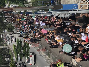 Taraftarlar Sao Paulo 'da Paramore Grubu' nu görmek için sıraya giriyorlar. 11 Mart 2023, Sao Paulo, Brezilya: Taraftarlar Sao Paulo 'da 18 binden fazla biletle Amerikan grubu PARAMORE Show' u izlemek için sıraya girdiler.