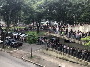 Taraftarlar Sao Paulo 'da Paramore Grubu' nu görmek için sıraya giriyorlar. 11 Mart 2023, Sao Paulo, Brezilya: Taraftarlar Sao Paulo 'da 18 binden fazla biletle Amerikan grubu PARAMORE Show' u izlemek için sıraya girdiler.