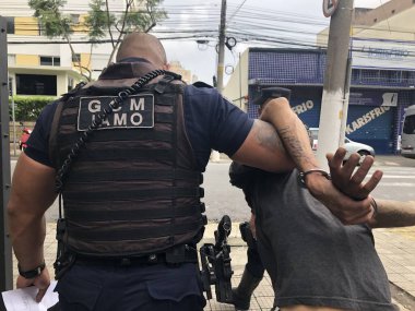 Bazı adamlar Sao Paulo şehir merkezinde bir kadına saldırmaya teşebbüs etmiş. 12 Mart 2023, Sao Paulo, Brezilya: Bazı erkekler Alameda Glete ile Av Sao Joao köşesinde bir kadına saldırırken Sao Paulo şehir merkezinde bir karışıklık yaşandı.