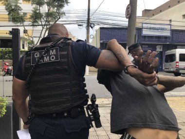 Bazı adamlar Sao Paulo şehir merkezinde bir kadına saldırmaya teşebbüs etmiş. 12 Mart 2023, Sao Paulo, Brezilya: Bazı erkekler Alameda Glete ile Av Sao Joao köşesinde bir kadına saldırırken Sao Paulo şehir merkezinde bir karışıklık yaşandı.