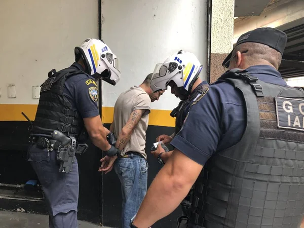 Bazı Adamlar Sao Paulo Şehir Merkezinde Bir Kadına Saldırmaya Teşebbüs — Stok fotoğraf
