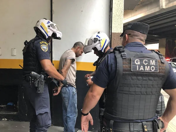Bazı Adamlar Sao Paulo Şehir Merkezinde Bir Kadına Saldırmaya Teşebbüs — Stok fotoğraf