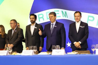 Aylık Lide tartışması ve öğle yemeği programı. 13 Mart, Sao Paulo, Brezilya: Sao Paulo Valisi, Tarcisio de Freitas, Joao Doria başkan yardımcısı ve Sao Paulo eski valisi ve Sao Belediye Başkanı Ricardo Nunes ile birlikte 