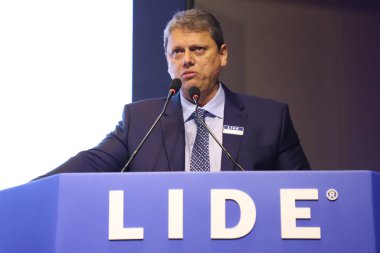 Aylık Lide tartışması ve öğle yemeği programı. 13 Mart, Sao Paulo, Brezilya: Sao Paulo Valisi, Tarcisio de Freitas, Joao Doria başkan yardımcısı ve Sao Paulo eski valisi ve Sao Belediye Başkanı Ricardo Nunes ile birlikte 