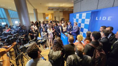 Aylık Lide tartışması ve öğle yemeği programı. 13 Mart, Sao Paulo, Brezilya: Sao Paulo Valisi, Tarcisio de Freitas, Joao Doria başkan yardımcısı ve Sao Paulo eski valisi ve Sao Belediye Başkanı Ricardo Nunes ile birlikte 