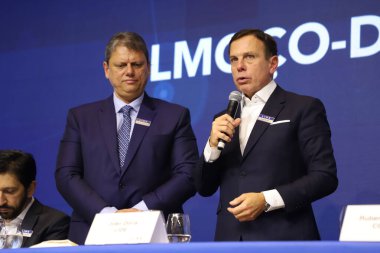 Aylık Lide tartışması ve öğle yemeği programı. 13 Mart, Sao Paulo, Brezilya: Sao Paulo Valisi, Tarcisio de Freitas, Joao Doria başkan yardımcısı ve Sao Paulo eski valisi ve Sao Belediye Başkanı Ricardo Nunes ile birlikte 