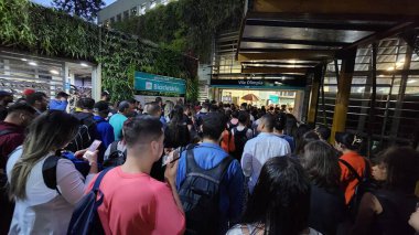 Vila Olimpia Metrosu 'nda ağır yolcu hareketi. 13 Mart 2023, Sao Paulo, Brezilya: Vila Olimpia Metro Hattı 9. Esmeralda İstasyonu 'nda yoğun yağış nedeniyle yolcuların taşınması 