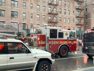 İşteki itfaiyeciler. 13 Mart 2023, New York, ABD: İtfaiyeciler, New York 'taki Saint Nicholas Bulvarı' ndaki bir halk kütüphanesinde yangını durdurmak için çağrıldılar.. 