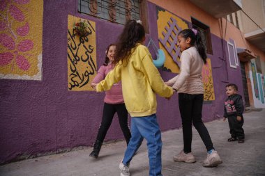 Renkli şerit kutsal Ramazan ayı için hazırlanıyor. 13 Mart 2023, Gazze, Filistin: Gazze Şeridi 'nin doğusundaki El-Zaytoun Mahallesi' nin renkli sakinleri,