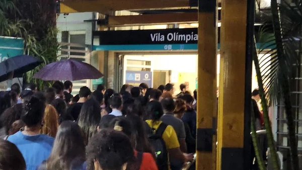 Βαρειά Κίνηση Επιβατών Στο Μετρό Vila Olimpia Μαρτίου 2023 Σάο — Φωτογραφία Αρχείου