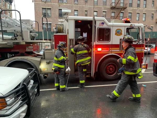 消防员在工作 2023年3月13日 美国纽约 消防队员被要求在纽约华盛顿高地的圣尼古拉斯大街的公共图书馆里停火 但在到达时 消防队员发现这是一个假警报 — 图库照片