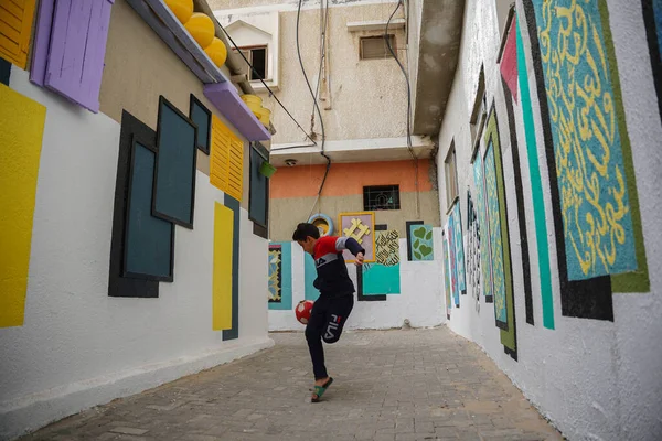 stock image The colorful lane prepares to welcome the holy month of Ramadan. March 13, 2023, Gaza, Palestine: The people of the colorful neighborhood in the Al-Zaytoun neighborhood, east of the Gaza Strip, decorate the neighborhood