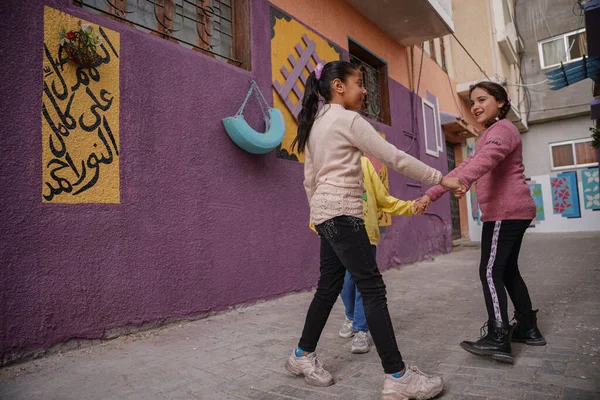 Renkli şerit kutsal Ramazan ayı için hazırlanıyor. 13 Mart 2023, Gazze, Filistin: Gazze Şeridi 'nin doğusundaki El-Zaytoun Mahallesi' nin renkli sakinleri,