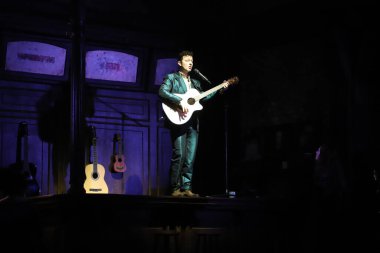 Villa Lobos Tiyatrosu 'nda Bir Zamanlar Müzikal Şov. 14 Mart 2023, Sao Paulo, Brezilya: Teatro Villa Lobos 'ta çekilen ve 8 Tony Ödülü kazanan bir müzikal sahnesindeki aktörler (2006)