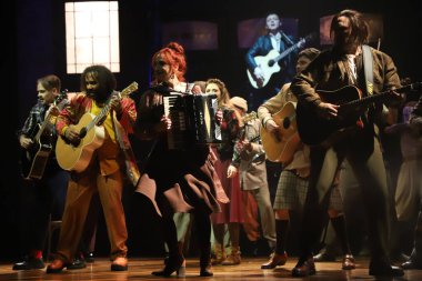 Villa Lobos Tiyatrosu 'nda Bir Zamanlar Müzikal Şov. 14 Mart 2023, Sao Paulo, Brezilya: Teatro Villa Lobos 'ta çekilen ve 8 Tony Ödülü kazanan bir müzikal sahnesindeki aktörler (2006)