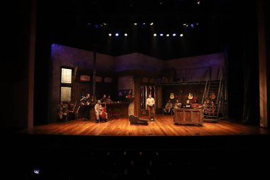 Villa Lobos Tiyatrosu 'nda Bir Zamanlar Müzikal Şov. 14 Mart 2023, Sao Paulo, Brezilya: Teatro Villa Lobos 'ta çekilen ve 8 Tony Ödülü kazanan bir müzikal sahnesindeki aktörler (2006)