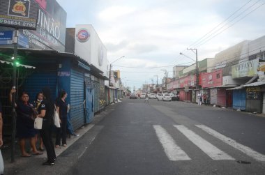 Natal 'da kafa karışıklığı ve saldırılar. 14 Mart 2023, Natal, Rio Grande do Norte, Brezilya: Natal RN 'deki işletmeler saat 16: 00' da kapandı, PMRN üssü neredeyse yanmak üzereydi, otobüs durakları kalabalıktı, işten eve dönüş yolu yoktu.