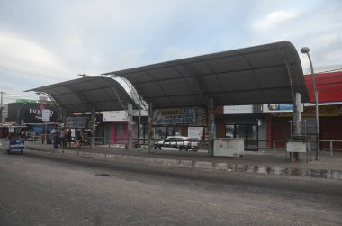 Natal 'da kafa karışıklığı ve saldırılar. 14 Mart 2023, Natal, Rio Grande do Norte, Brezilya: Natal RN 'deki işletmeler saat 16: 00' da kapandı, PMRN üssü neredeyse yanmak üzereydi, otobüs durakları kalabalıktı, işten eve dönüş yolu yoktu.