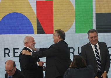 Lula, PRONASCI II 'nin fırlatma törenine ve araçların Özel Kadın Polis İstasyonlarına teslim edilmesine katılıyor. 15 Mart 2023, Brezilya Federal Bölgesi: Brezilya Cumhurbaşkanı Luiz Inacio Lula da Silva 