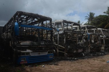 Suçlular Natal 'daki otobüsleri ateşe vererek saldırılarına devam ediyorlar. 15 Mart 2023, Natal, Rio Grande do Norte, Brezilya: Natal RN 'deki otobüs terminali ve özel bir turist otobüsü şirketinin garajı suçluların hedefiydi. 