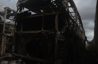 Suçlular Natal 'daki otobüsleri ateşe vererek saldırılarına devam ediyorlar. 15 Mart 2023, Natal, Rio Grande do Norte, Brezilya: Natal RN 'deki otobüs terminali ve özel bir turist otobüsü şirketinin garajı suçluların hedefiydi. 