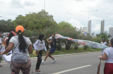 Vali Bezerra, Natal 'daki karışıklık arttıkça Kamu Güvenliği Ekipleri ile görüşüyor. 15 Mart 2023, Natal, Rio Grande do Norte, Brezilya: BR 101 protestosu Vali Fatima Bezerra 'nın Kamu Güvenliği ekipleriyle görüşmesi ile sonuçlandı
