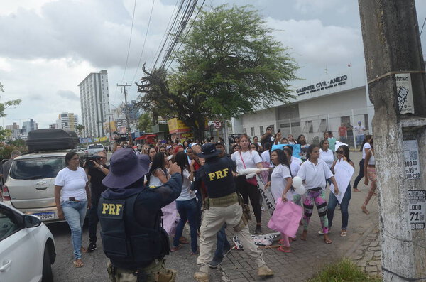 Губернатор Безерра встречается с отрядами общественной безопасности, поскольку в Натале нарастает замешательство. 15 марта 2023, Наталь, Риу-Гранди-ду-Норти, Бразилия: Протест на BR 101 заканчивается в замешательстве, так как губернатор Фатима Безерра встречается с командами общественной безопасности