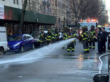 (İşteki itfaiyeciler elektrik sorunlarından dolayı yangını kontrol altına almaya çalışıyorlar. 16 Mart 2023, New York, ABD: İtfaiyeciler 9. Cadde ile 410 W 24. Cadde 'de elektrik sorunları nedeniyle yangını kontrol altına almaya çalışırken görüldü