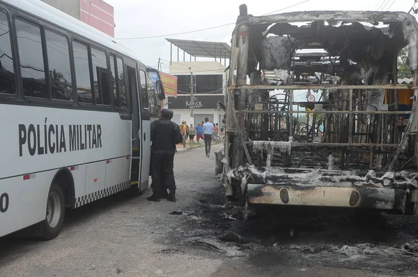 ナタールで組織犯罪者攻撃 2023年3月16日ブラジル グランデ ノルテ州 グランデ ノルテ州では 木曜日 16日 犯罪者の攻撃を受ける都市の増加に伴い バスが火災に設定されています — ストック写真
