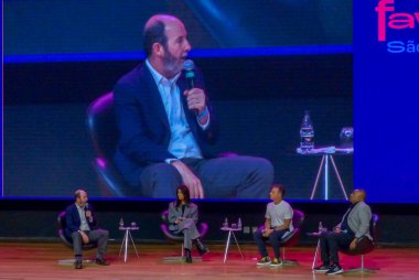 (Sao Paulo Favela Fuarı. 17 Mart 2023, Sao Paulo, Brezilya: Sunucu ve arabulucu Luciano Huck, sözü geçen Bianca Andrade, ekonomist Arminio Fraga ve Central Unica das Favelas (CUFA) başkanı Preto Zezé