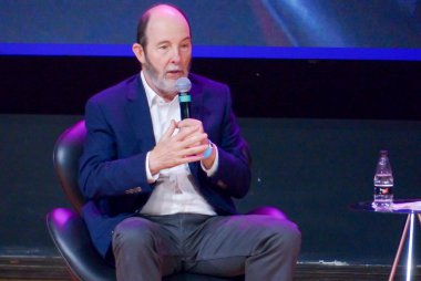 (Sao Paulo Favela Fuarı. 17 Mart 2023, Sao Paulo, Brezilya: Sunucu ve arabulucu Luciano Huck, sözü geçen Bianca Andrade, ekonomist Arminio Fraga ve Central Unica das Favelas (CUFA) başkanı Preto Zezé