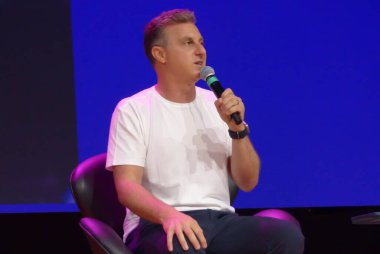 (Sao Paulo Favela Fuarı. 17 Mart 2023, Sao Paulo, Brezilya: Sunucu ve arabulucu Luciano Huck, sözü geçen Bianca Andrade, ekonomist Arminio Fraga ve Central Unica das Favelas (CUFA) başkanı Preto Zezé