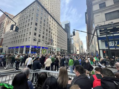 New York 'ta 2023 Aziz Patrick Günü Geçidi. 17 Mart 2023, New York, ABD: 2023 Saint Patricks Günü, 5. Cadde 'de Midtown' da 44. Cadde 'den Doğu 79. Cadde' ye kadar devam etti.