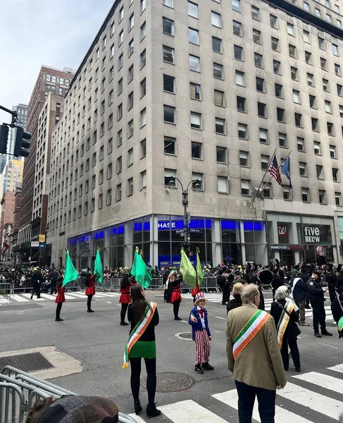 2023年 纽约圣帕克斯日游行 2023年3月17日 美国纽约 2023年圣帕特里克节游行在第五大道举行 从中城的东44街到东79街 上午11点 大约有15万人身着绿色衣服 — 图库照片