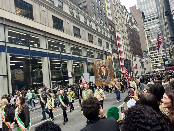 2023年 纽约圣帕克斯日游行 2023年3月17日 美国纽约 2023年圣帕特里克节游行在第五大道举行 从中城的东44街到东79街 上午11点 大约有15万人身着绿色衣服 — 图库照片
