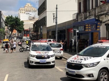 Sao Paulo 'da soygun ve silahlı saldırı. 17 Mart 2023, Sao Paulo, Brezilya: Bir Rota polisi Luz metro istasyonundaki bir sokak soygununa müdahale etmeye çalıştı ve metroya kaçan haydutlar tarafından vuruldu.