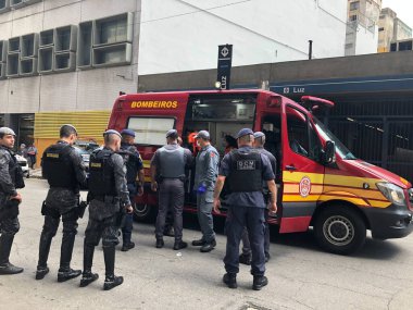 Sao Paulo 'da soygun ve silahlı saldırı. 17 Mart 2023, Sao Paulo, Brezilya: Bir Rota polisi Luz metro istasyonundaki bir sokak soygununa müdahale etmeye çalıştı ve metroya kaçan haydutlar tarafından vuruldu.