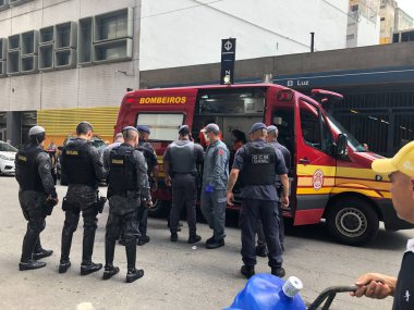 Sao Paulo 'da soygun ve silahlı saldırı. 17 Mart 2023, Sao Paulo, Brezilya: Bir Rota polisi Luz metro istasyonundaki bir sokak soygununa müdahale etmeye çalıştı ve metroya kaçan haydutlar tarafından vuruldu.