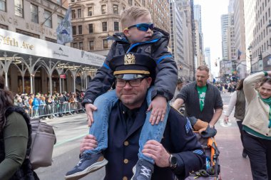 New York 'ta Aziz Patrick Günü Geçidi. 17 Mart 2023, New York, New York, ABD: 17 Mart 2023 'te New York City' de St. Patrick Günü Geçit Töreni 'nde bir çocukla birlikte yürüdü.. 