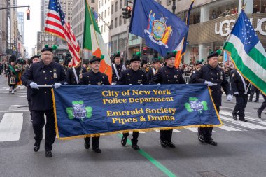 New York 'ta Aziz Patrick Günü Geçidi. 17 Mart 2023, New York, New York, ABD: New York Şehri Polis Teşkilatı üyeleri 5. Cadde boyunca St. Patrick Günü Geçit Töreni 'nde Zümrüt Cemiyeti Davulları Yürüyüşü