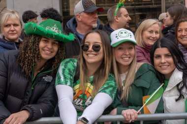 New York 'ta Aziz Patrick Günü Geçidi. 17 Mart 2023, New York, New York, ABD: İzleyiciler 17 Mart 2023 'te New York' ta 5..  