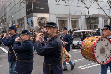 New York 'ta Aziz Patrick Günü Geçidi. 17 Mart 2023, New York, New York, ABD: Flütçüler 17 Mart 2023 'te New York' ta St. Patrick 's Day Parade boyunca yürüdüler..