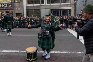 New York 'ta Aziz Patrick Günü Geçidi. 17 Mart 2023, New York, New York, ABD: New York Eyalet Mahkemesi Emerald Society 'nin bir üyesi, 17 Mart 2023' te New York 'ta 5. 