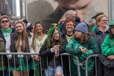 New York 'ta Aziz Patrick Günü Geçidi. 17 Mart 2023, New York, New York, ABD: İzleyiciler 17 Mart 2023 'te New York' ta 5..  