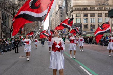 New York 'ta Aziz Patrick Günü Geçidi. 17 Mart 2023, New York, ABD: 17 Mart 2023 'te Kahoka, Missouri' den Clark County R-1 Lisesi yürüyüş bandosu üyeleri 5 Mart 2023 'te St. Patrick Günü Geçidi boyunca yürüdüler.